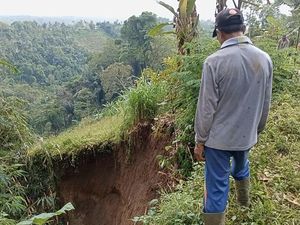 Hujan Deras, Jalan di Petang Terancam Amblas