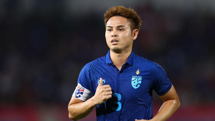 CHIANG MAI, THAILAND - SEPTEMBER 22: Theerathon Bunmathan of Thailand in action during the international friendly match between Thailand and Malaysia at 700th Anniversary Stadium on September 22, 2022 in Chiang Mai, Thailand. (Photo by Pakawich Damrongkiattisak/Getty Images)