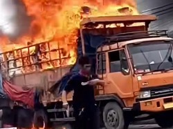 Truk Tronton Muatan Bahan Kasur Terbakar di Pantura Sayung Demak