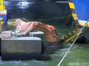 Hendak Naik Kapal, Truk Semen Malah Nyebur ke Laut di Pelabuhan Merak Hendak Naik Kapal, Truk Semen Malah Nyebur ke Laut di Pelabuhan Merak