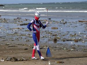 Teror Sampah Kiriman di Pantai Samigita Teror Sampah Kiriman di Pantai Samigita