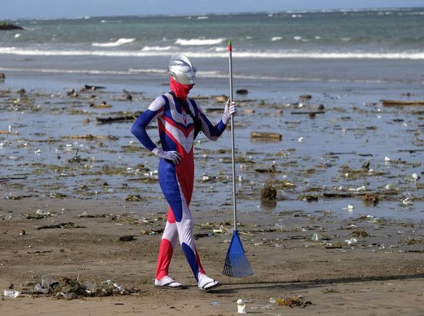 Saat Ultraman dari Jepang Ikut Bersih-bersih Pantai Kuta Bali