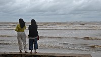 Waspada! Pantai Salor Jepara Dilanda Gelombang Tinggi 2,5 Meter