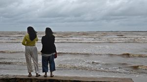 Waspada! Pantai Salor Jepara Dilanda Gelombang Tinggi 2,5 Meter