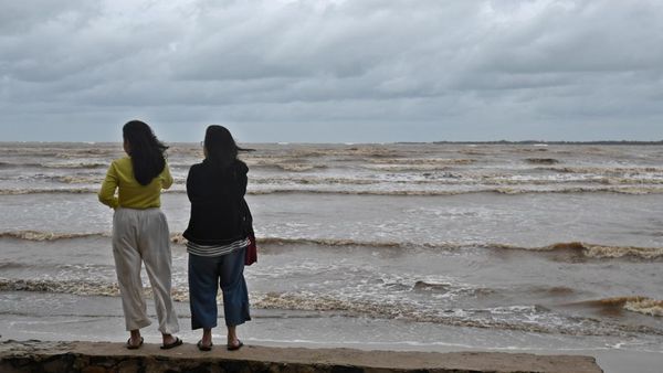 Waspada! Pantai Salor Jepara Dilanda Gelombang Tinggi 2,5 Meter