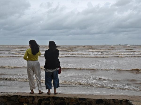 Waspada! Pantai Salor Jepara Dilanda Gelombang Tinggi 2,5 Meter