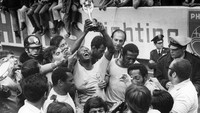 Pele berhasil menjuarai Piala Dunia 1958 bersama Timnas Brasil ketika itu dirinya berusia 17 tahun dan 249 hari Pele menjadi pemain termuda yang mampu mengangkat trofi Piala Dunia 1958. Hingga kini belum ada pemain muda yang mampu mematahkan rekornya menjadi pemain juara termuda dan pemain termuda yang bermain di Piala Dunia. (Horstmüller/ullstein bild via Getty Images)  