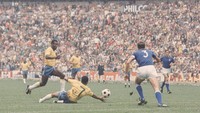 Rekor Pele menurut catatan selama ia menjadi pemain telah memberikan assist terbanyak dalam empat edisi Piala Dunia (1958, 1962, 1966 dan 1970), telah menorehkan 10 assist. Di Piala Dunia 1970 Pele setidaknya memberikan enam assist, hingga kini rekor assist terbanyak di Piala Dunia yang dipegang Pele belum dipecahkan oleh pemain lain. (Jerry Cooke/Sports Illustrated via Getty Images)  
