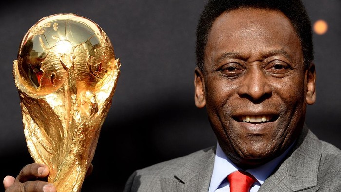 Brazilian football legend Pele poses with the FIFA World Cup trophy during a press conference, on March 9, 2014 outside the Hotel de Ville in Paris. The FIFA World Cup trophy arrived with its ambassador Pele in Paris on March 9, 2014 and will be exhibited on the Hotel de Ville plaza until March 10. AFP PHOTO / FRANCK FIFE (Photo by Franck FIFE / AFP) (Photo by FRANCK FIFE/AFP via Getty Images)