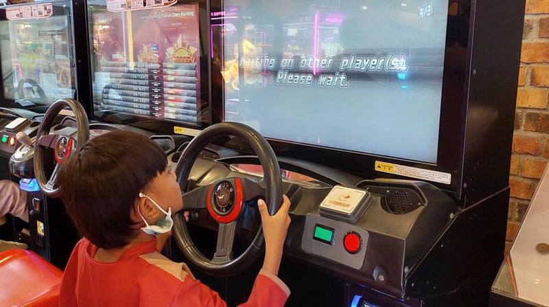 Kondisi Membaik, Bocah Mata Memerah Bergembira Diajak ke Wahana Bermain