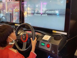 Kondisi Membaik, Bocah Mata Memerah Bergembira Diajak ke Wahana Bermain