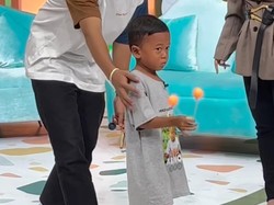 Lord Arnol Bocah Lato-lato Viral di Poster Hari Ibu Jokowi