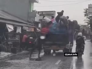 Viral Bajing Loncat Beraksi di Jalanan Jakut, 3 Pelakunya Ditangkap Viral Bajing Loncat Beraksi di Jalanan Jakut, 3 Pelakunya Ditangkap