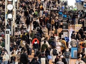 Bandara Jepang Dipadati Pelancong Jelang Tahun Baru Bandara Jepang Dipadati Pelancong Jelang Tahun Baru
