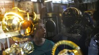 Di Sants pun berdiri sebuah museum untuk sang Legenda. Seorang anak laki-laki terpantul di kotak kaca saat ia mengunjungi Pele Museum di Santos, Brasil. Foto: AP/Matias Delacroix