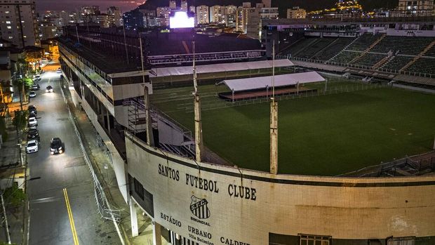 Fans of the late Brazilian soccer star Pele wave flags outside the Vila Belmiro stadium, home of the Santos FC soccer club, in Santos, Brazil, Thursday, Dec. 29, 2022. Pele, who played most of his career with Santos FC, has died in Sao Paulo. (AP Photo/Matias Delacroix)