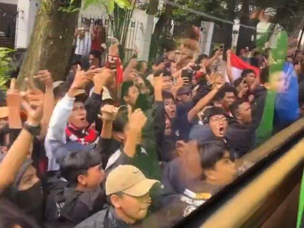 Aksi Oknum Suporter Indonesia Serang Bus Thailand Dikecam