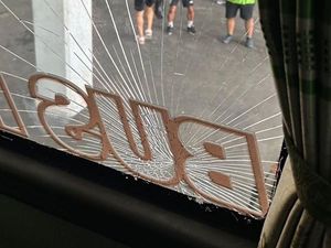 Foto-foto Bus Timnas Thailand Dirusak Suporter Timnas Indonesia Foto-foto Bus Timnas Thailand Dirusak Suporter Timnas Indonesia