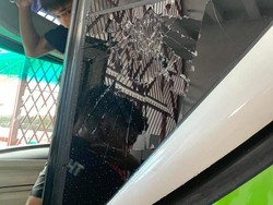 Kaca-kaca bus sampai rusak. (Foto: Twitter @10mnbworld)