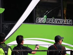 Foto-foto kerusakan bus Timnas Thailand banyak dibagikan pendukung Thailand di media sosial. Mereka mengecam ulah suporter Indonesia yang dicap berlebihan. (Foto: Twitter @10mnbworld)
