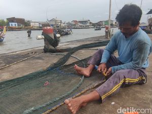 Cuaca Buruk, Ratusan Nelayan Tambaklorok Semarang Tak Berani Melaut Cuaca Buruk, Ratusan Nelayan Tambaklorok Semarang Tak Berani Melaut