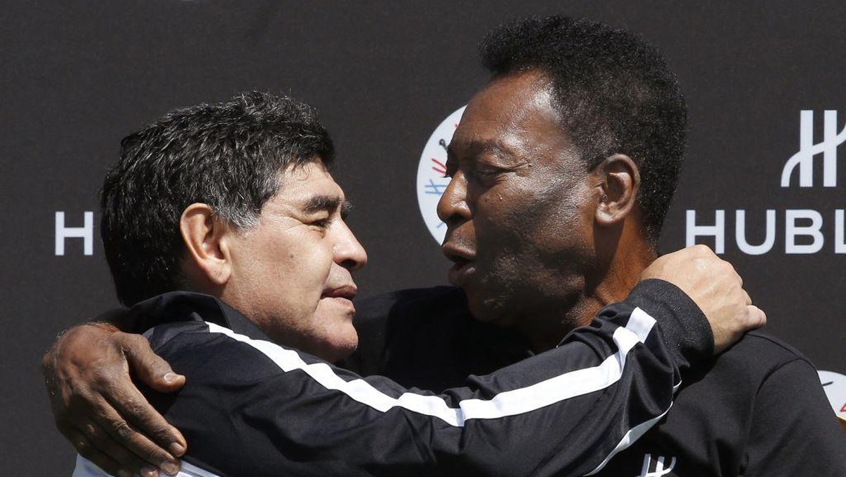 Pele dan Diego Maradona, dua pemain terbaik sepanjang masa (AFP via Getty Images/PATRICK KOVARIK)