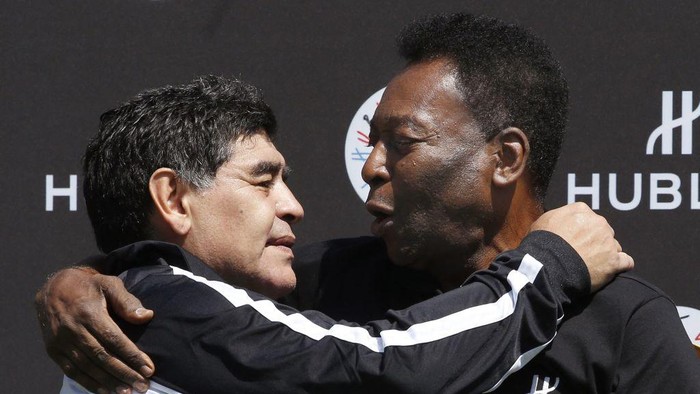 TOPSHOT - Former Argentinian football international Diego Maradona (L) and former Brazilian footballer Pele pose after a football match organised by Swiss luxury watchmaker Hublot at the Jardin du Palais Royal in Paris on June 9, 2016, on the eve of the Euro 2016 European football championships. (Photo by PATRICK KOVARIK / AFP) (Photo by PATRICK KOVARIK/AFP via Getty Images)