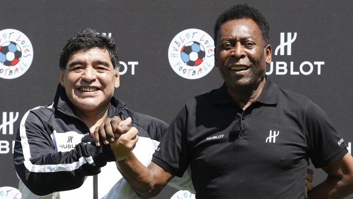 Former Argentinian football international Diego Maradona (L) and former Brazilian footballer Pele pose after a football match organised by Swiss luxury watchmaker Hublot at the Jardin du Palais Royal in Paris on June 9, 2016, on the eve of the Euro 2016 European football championships. (Photo by PATRICK KOVARIK / AFP) (Photo by PATRICK KOVARIK/AFP via Getty Images)
