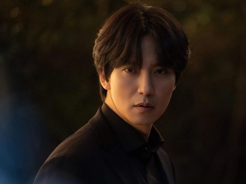 Kim Nam-gil sebagai Van dalam Drama Korea Island (2022).