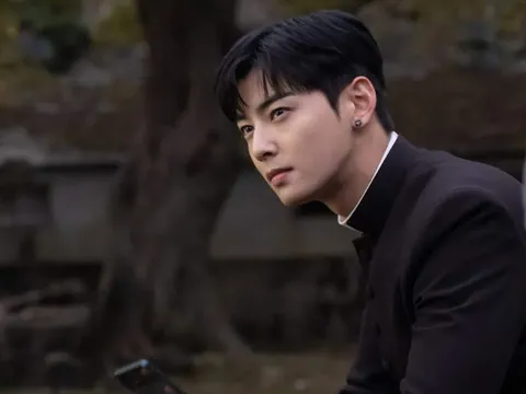 Cha Eun-woo ASTRO sebagai Yohan dalam drama Korea Island (2022).
