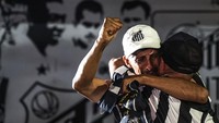 Beberapa di antara mereka bahkan tak kuat menahan tangis. (Miguel Schincariol/AFP via Getty Images)