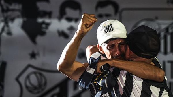 Duka Mendalam Para Suporter Atas Wafatnya Sang Legenda Pele