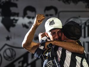 Duka Mendalam Para Suporter Atas Wafatnya Sang Legenda Pele Duka Mendalam Para Suporter Atas Wafatnya Sang Legenda Pele