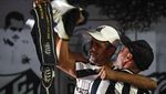 Duka Mendalam Para Suporter Atas Wafatnya Sang Legenda Pele