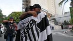 Duka Mendalam Para Suporter Atas Wafatnya Sang Legenda Pele
