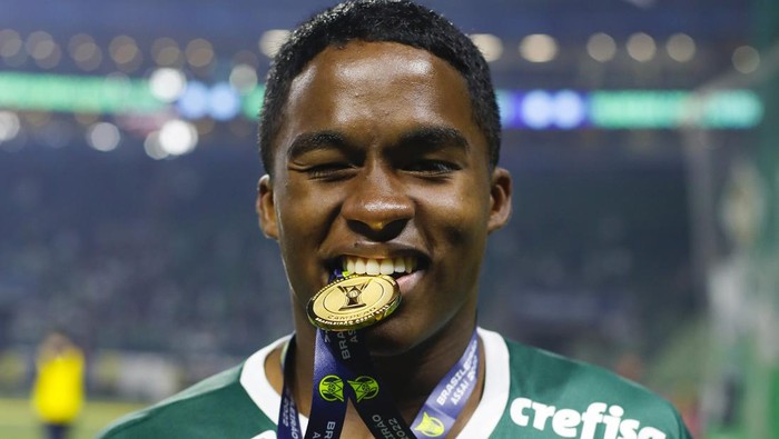 SAO PAULO, BRAZIL - NOVEMBER 09: Endrick of Palmeiras celebrates the championship after the match between Palmeiras and America MG as part of Brasileirao Series A 2022 at Allianz Parque on November 09, 2022 in Sao Paulo, Brazil. (Photo by Ricardo Moreira/Getty Images)