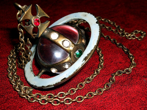Foto: blog.viviennewestwood.com The Orb yang menjadi logo Vivienne Westwood/