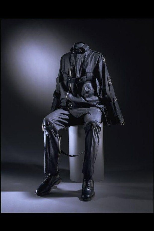 Foto: pinterest.com/Victoria and Albert Museum Bondage suit karya McLaren & Westwood/