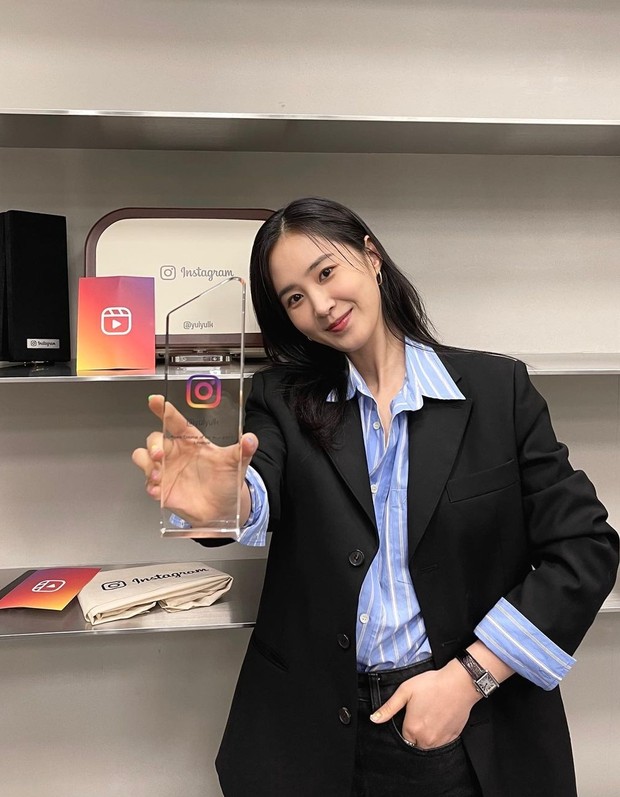 Gaya office look ala Yuri SNSD. Foto: Instagram.com/yulyulk Gaya office look ala Yuri SNSD. Foto: Instagram.com/yulyulk