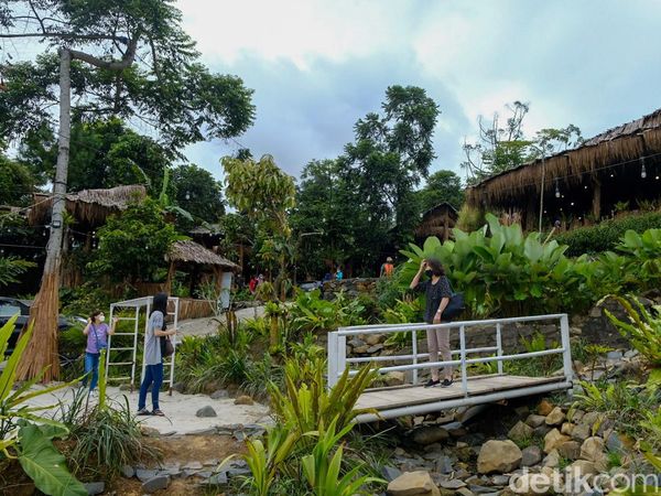 Nuansa Makan Bergaya Rimba di KM 0 Sentul
