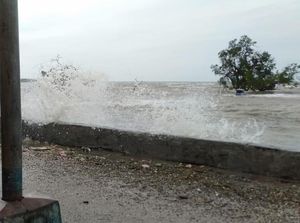 41 Keluarga di Oesapa Terancam Mengungsi Akibat Gelombang Tinggi