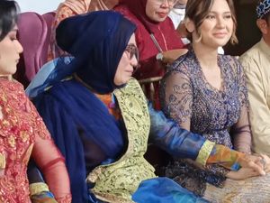Indah Permatasari Berangkatkan Ibu Umrah, Netizen Tanya soal Orang Jahat Indah Permatasari Berangkatkan Ibu Umrah, Netizen Tanya soal Orang Jahat