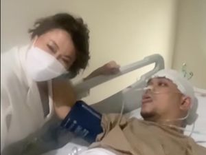 Kepala Masih Diperban, Indra Bekti Bikin Istri Panik Lakukan Ini Kepala Masih Diperban, Indra Bekti Bikin Istri Panik Lakukan Ini
