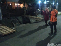 Ada Gorong-gorong di Bawah Jalan Ambrol Pakis Argosari Surabaya