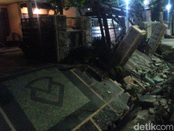 Jalan di Permukiman Kawasan Pakis Argosari Surabaya Ambrol