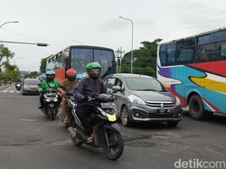 Jalan Keluar Pintu Tol Bunder Gresik Berlubang hingga Bikin Macet