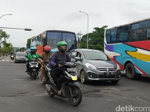Jalan Keluar Pintu Tol Bunder Gresik Berlubang hingga Bikin Macet Jalan Keluar Pintu Tol Bunder Gresik Berlubang hingga Bikin Macet