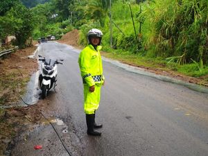 Polisi Masih Berlakukan Buka Tutup Jalan Poros Maros-Bone di Camba