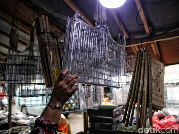 Jelang Malam Tahun Baru, Arang dan Alat Bakar Ikan Laris Manis