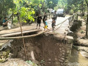 Jembatan Penghubung Antardesa di Polman Rusak Diterjang Arus Sungai